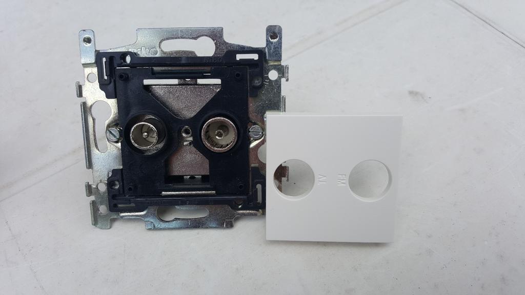Niko coaxstopcontact + afdekplaatje (4 st), Ophalen of Verzenden
