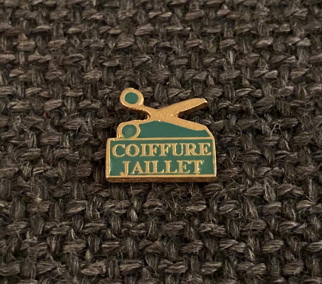 PIN - COIFFURE JAILLET - COIFFEUR - KAPPER, Envoi, Utilisé, Autres sujets/thèmes, Insigne ou Pin's