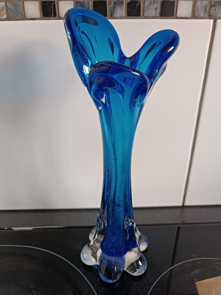 Murano blauwe glas vaasje. Hoog: tussen 21 en 25 cm, Antiek en Kunst, Antiek | Vazen, Ophalen