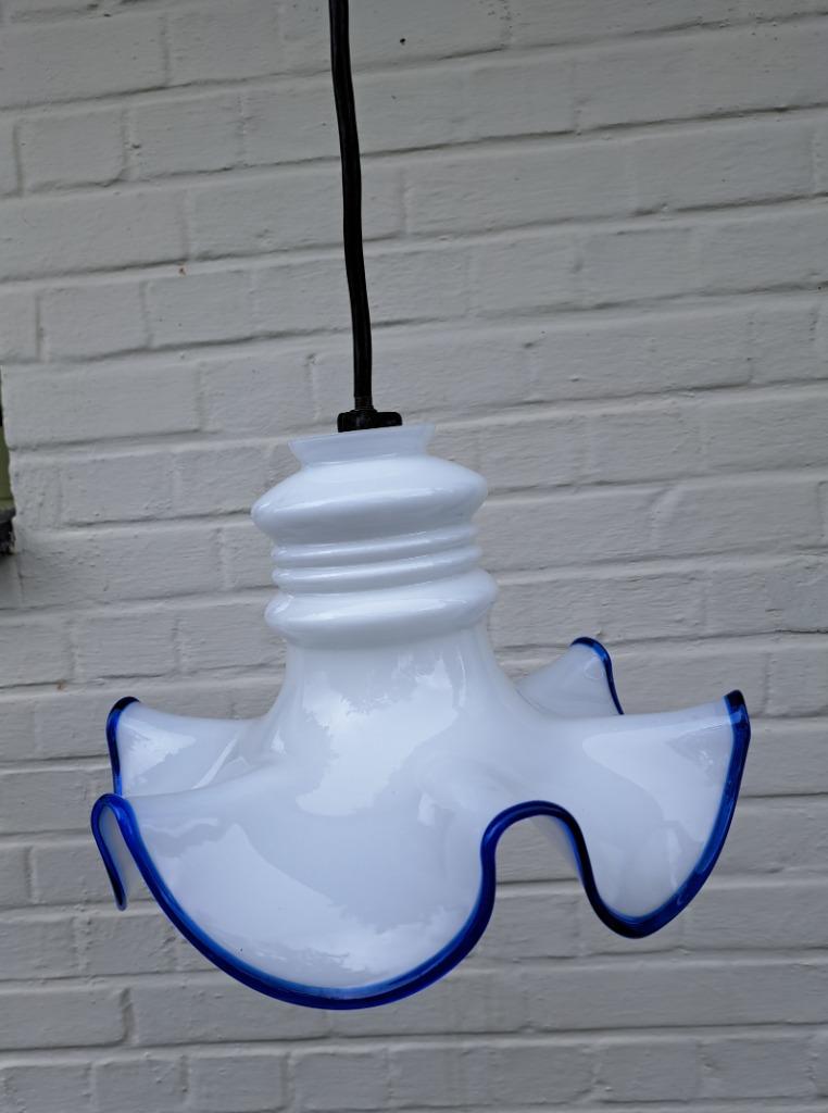 lampe suspendue tulipe opaline avec bord bleu 35 cm, Antiquités & Art, Antiquités | Éclairage, Enlèvement ou Envoi