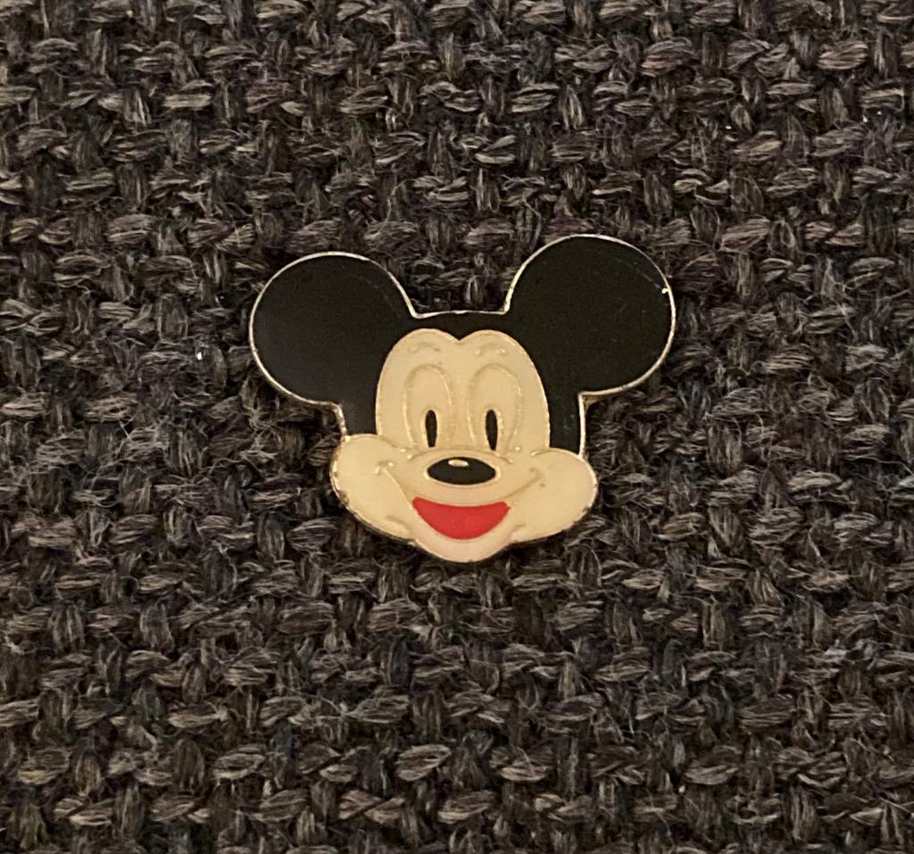 PIN - DISNEY - MICKEY MOUSE, Envoi, Utilisé, Figurine, Insigne ou Pin's