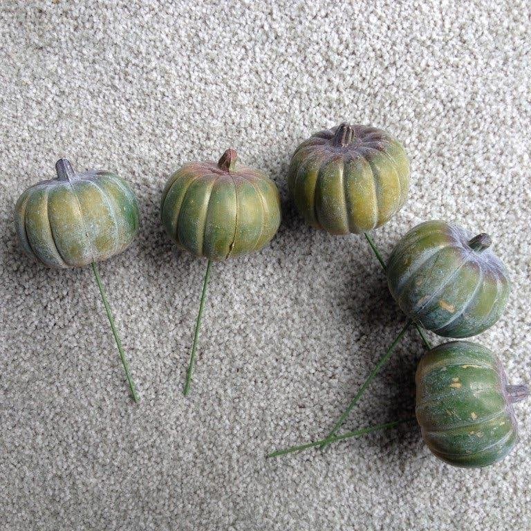 bloemschikmateriaal herfst : 5 groene pompoenen op steekpin, Ophalen of Verzenden, Nieuw