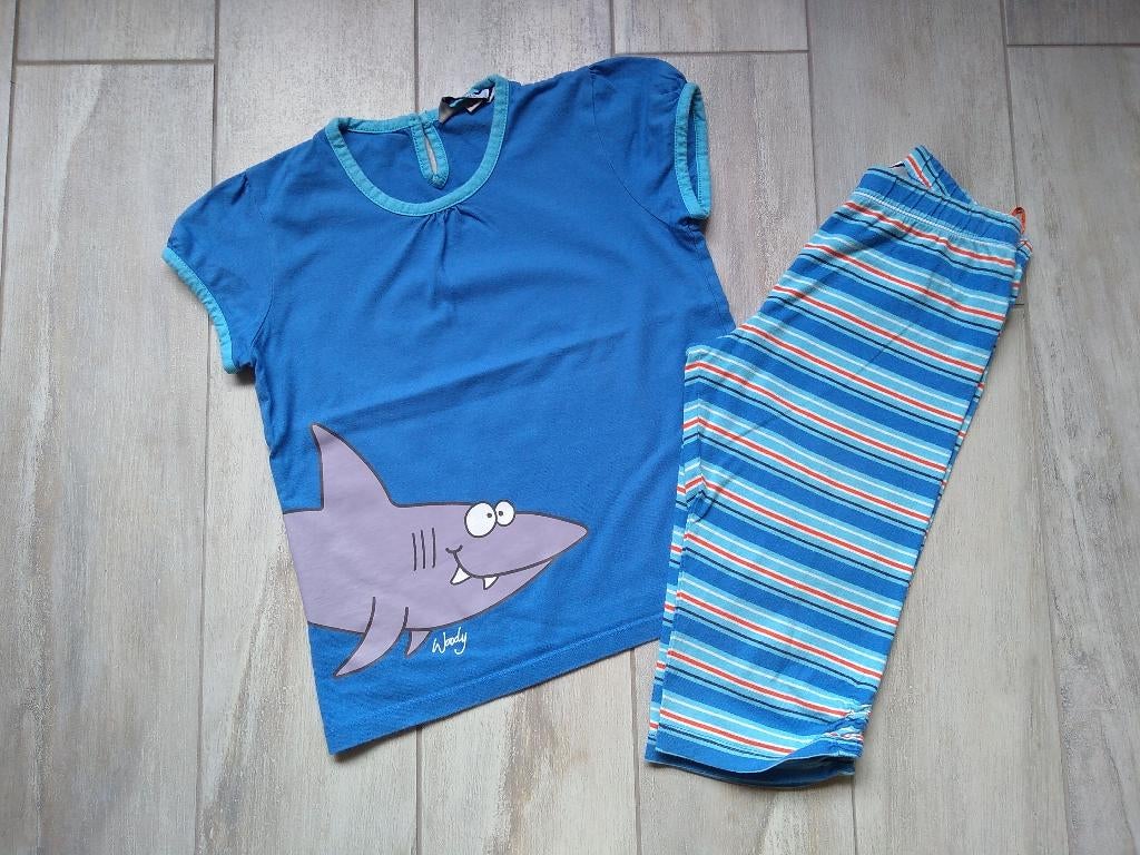 ✿ M116 - Woody zomerpyjama thema haai, Kinderen en Baby's, Kinderkleding | Maat 116, Nacht- of Onderkleding, Gebruikt, Meisje