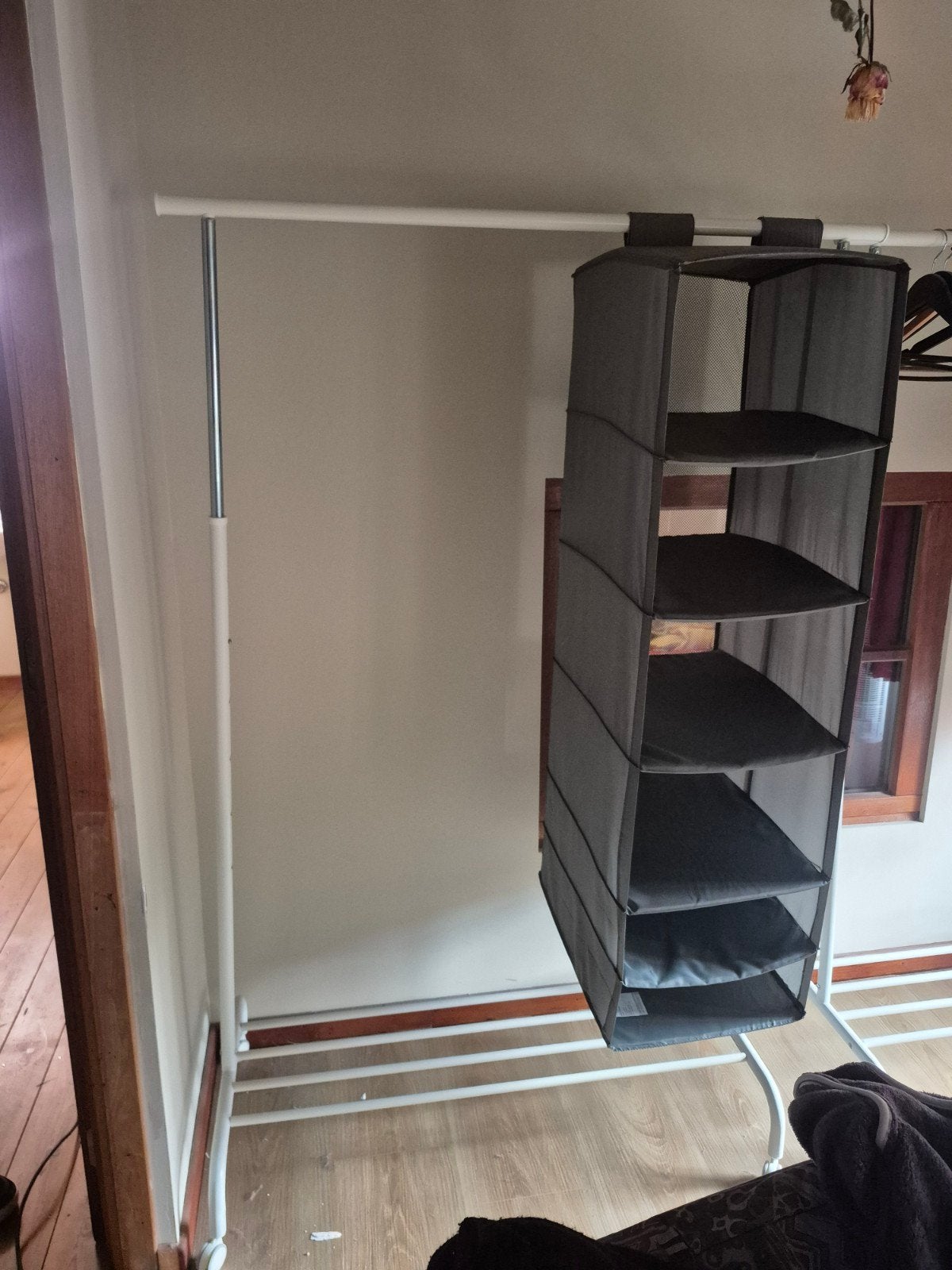 portant de vêtements, Enlèvement
