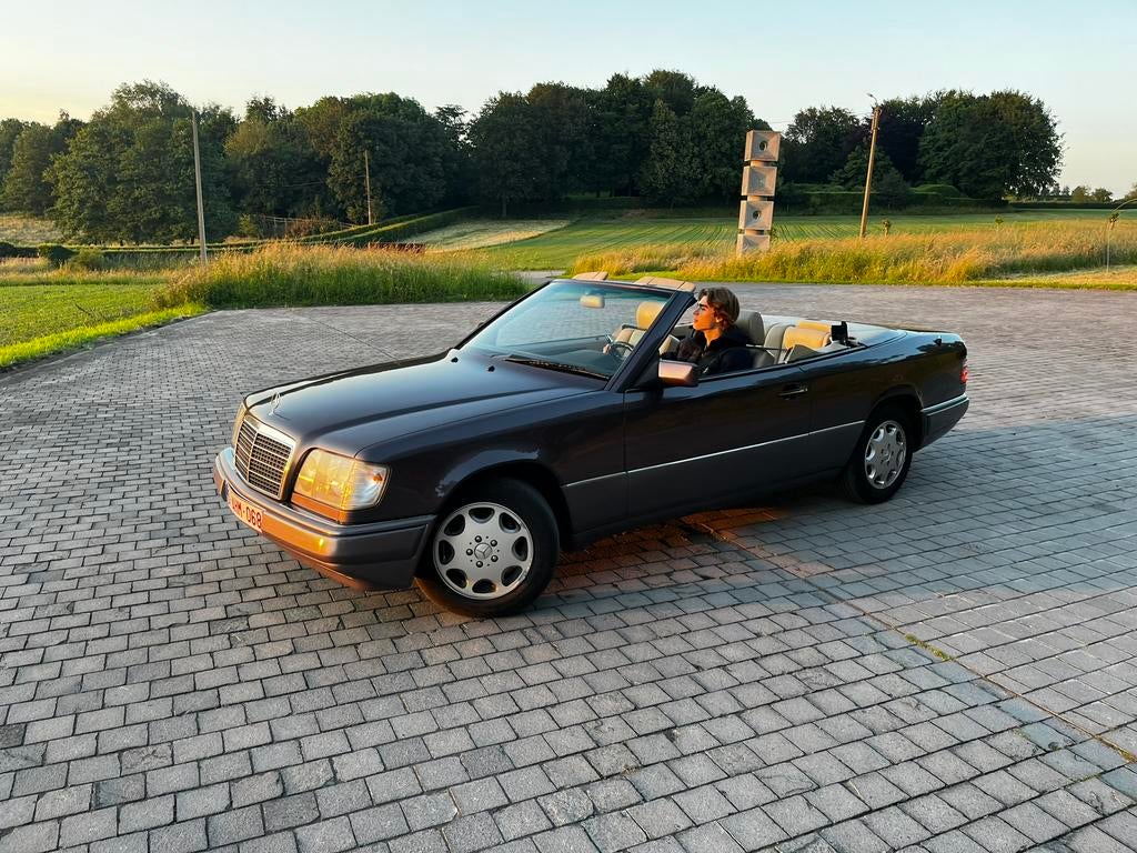 Mercedes W124 Cabrio met HARDTOP in top dtaat, Auto's, Automaat, Achterwielaandrijving, Beige, Cabriolet