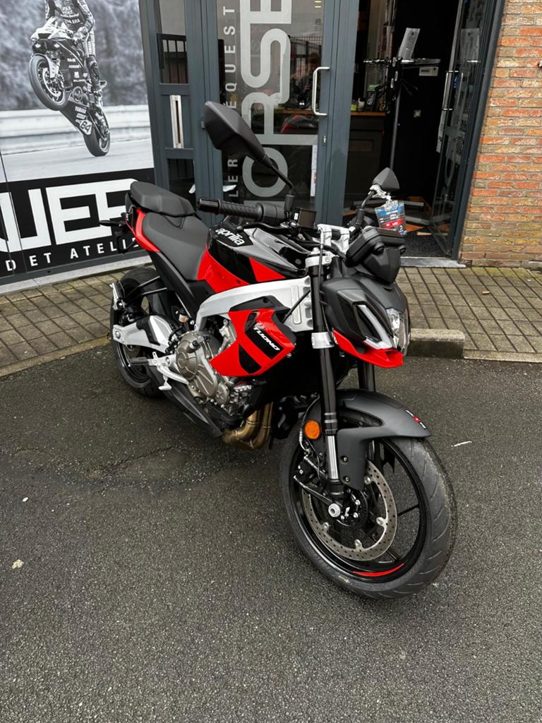 Aprilia Tuono 457 démo, Bedrijf