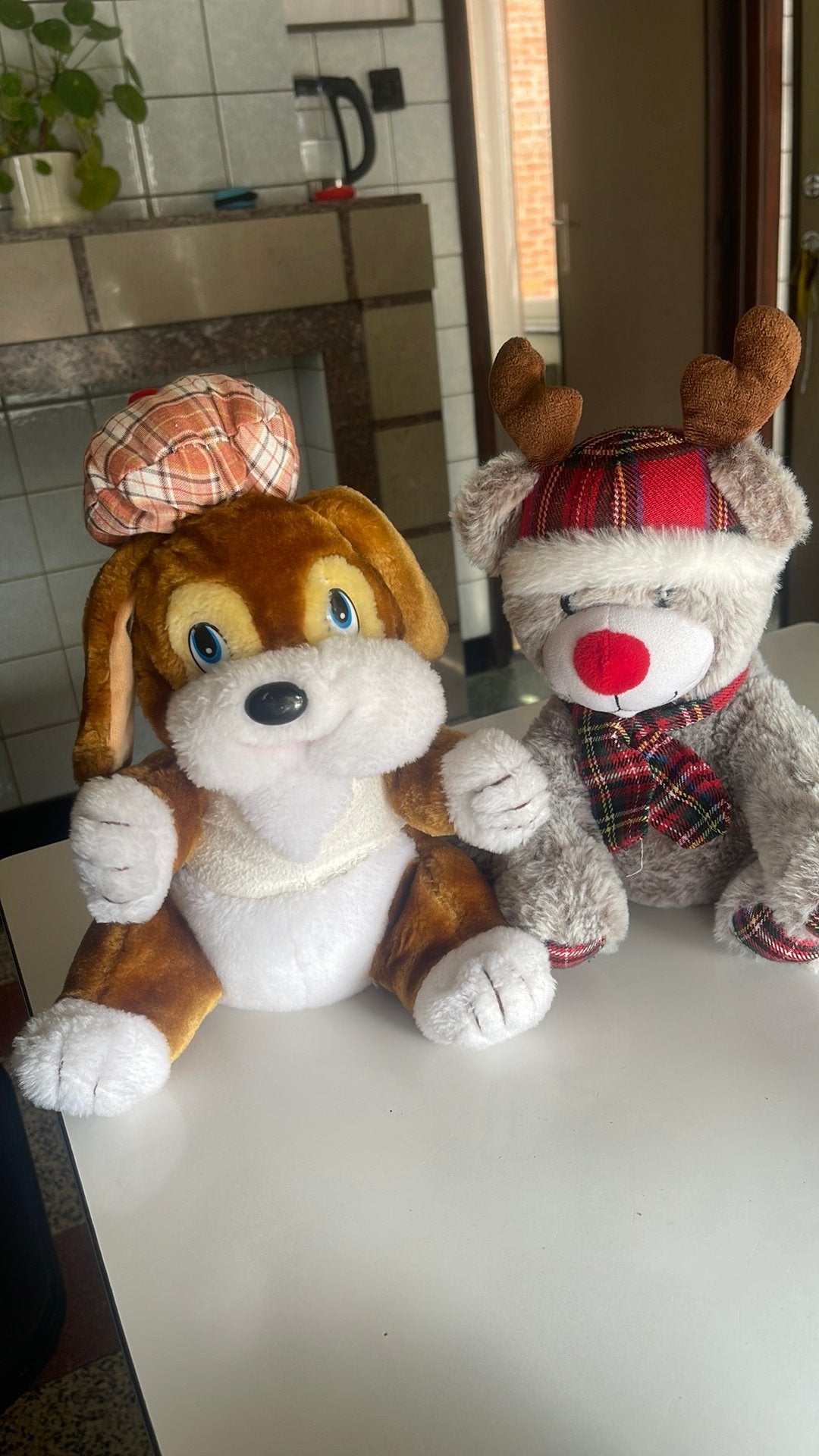 van 2 schattige pluche knuffels (Hond & Kerstbeertje) Bear, Ophalen of Verzenden, Zo goed als nieuw, Hond
