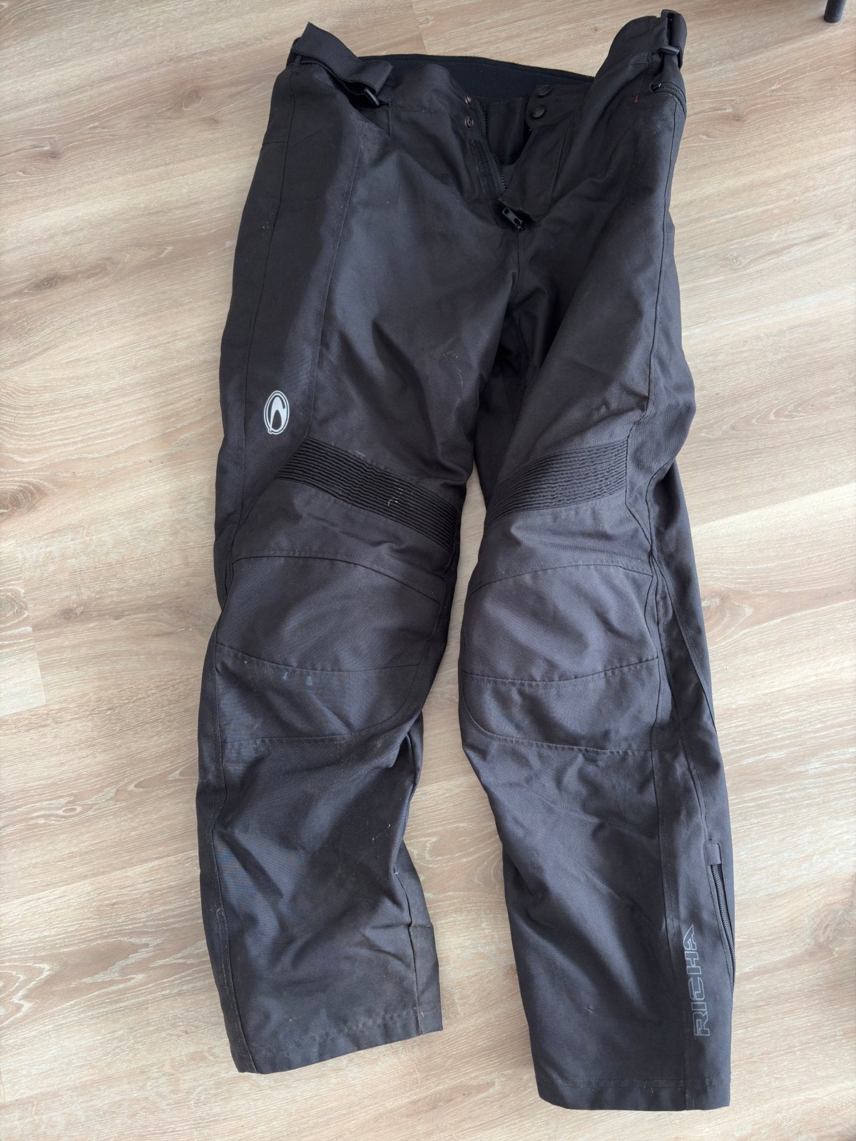 Motorbroek richa, Motoren, Ophalen