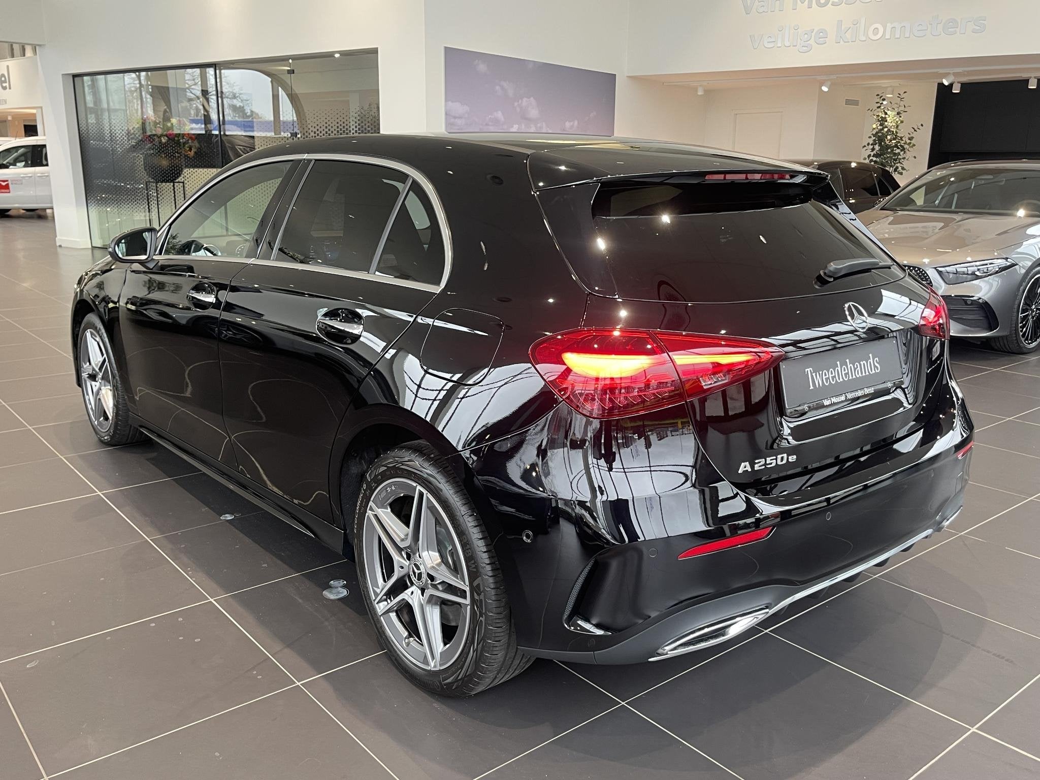 Mercedes-Benz A-Klasse 250 e AMG Line + LEDER + BURMESTER +, Auto's, Stof, Gebruikt, Euro 6, 4 cilinders