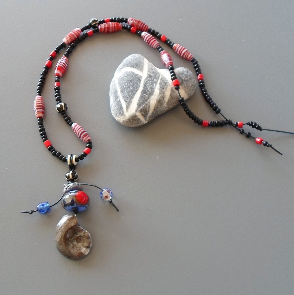 Collier rouge noir pendentif en verre artisanal et ammonite, Bijoux, Sacs & Beauté, Pierre ou Minéral, Enlèvement ou Envoi, Avec pendentif