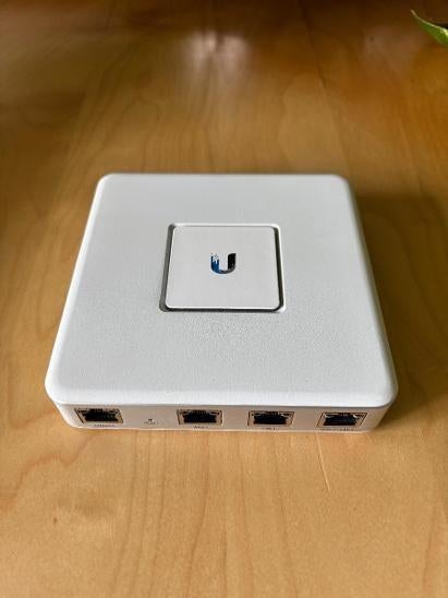 Ubiquiti Unifi Security Gateway (USG), Ophalen of Verzenden, Zo goed als nieuw, Router