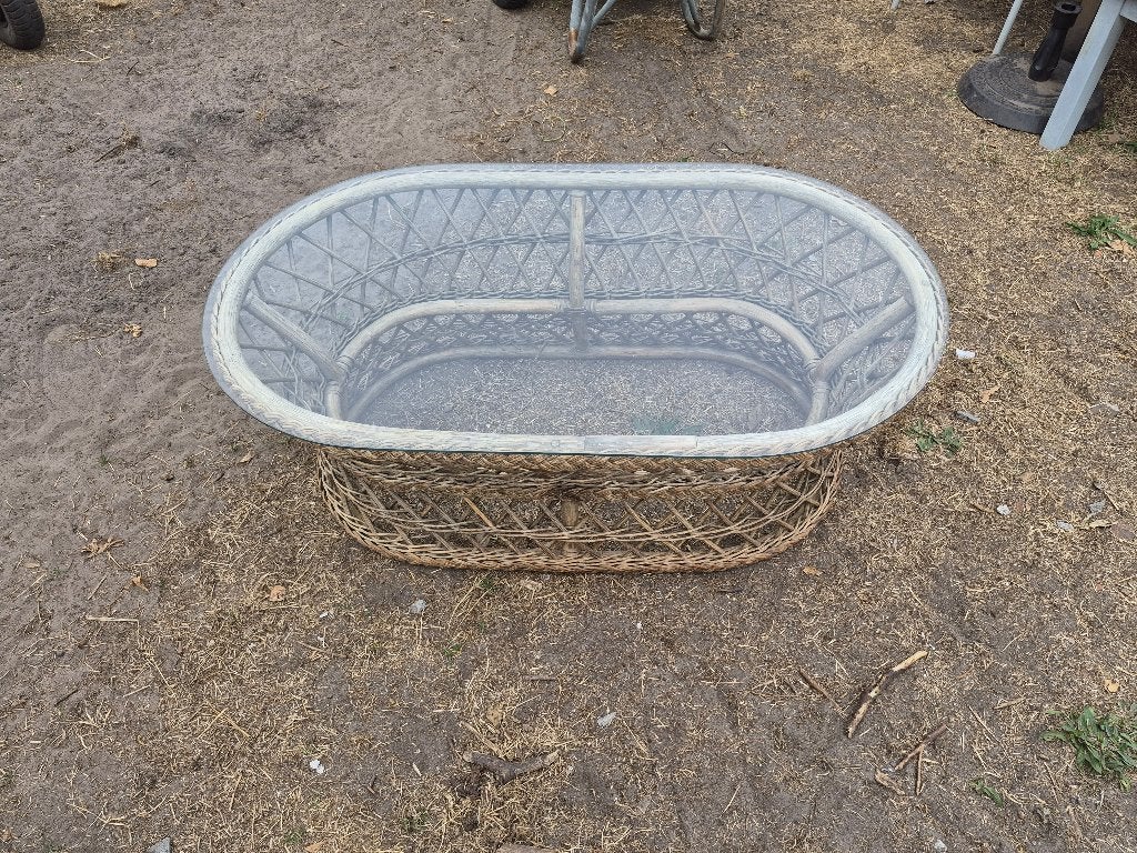Grote vintage rotan salontafel met glas, Huis en Inrichting, Tafels | Salontafels, Ophalen, Gebruikt, Ovaal, Glas