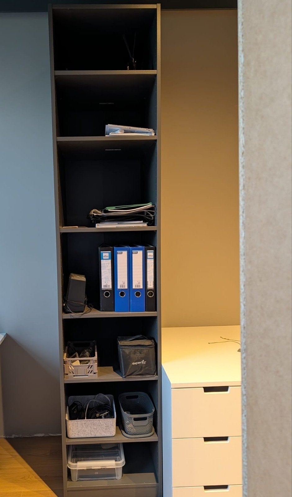 Grijze PAX kast 50 cm x 236 cm met 5 leggers, Huis en Inrichting, Kasten | Roldeurkasten en Archiefkasten, Nieuw, 200 cm of meer