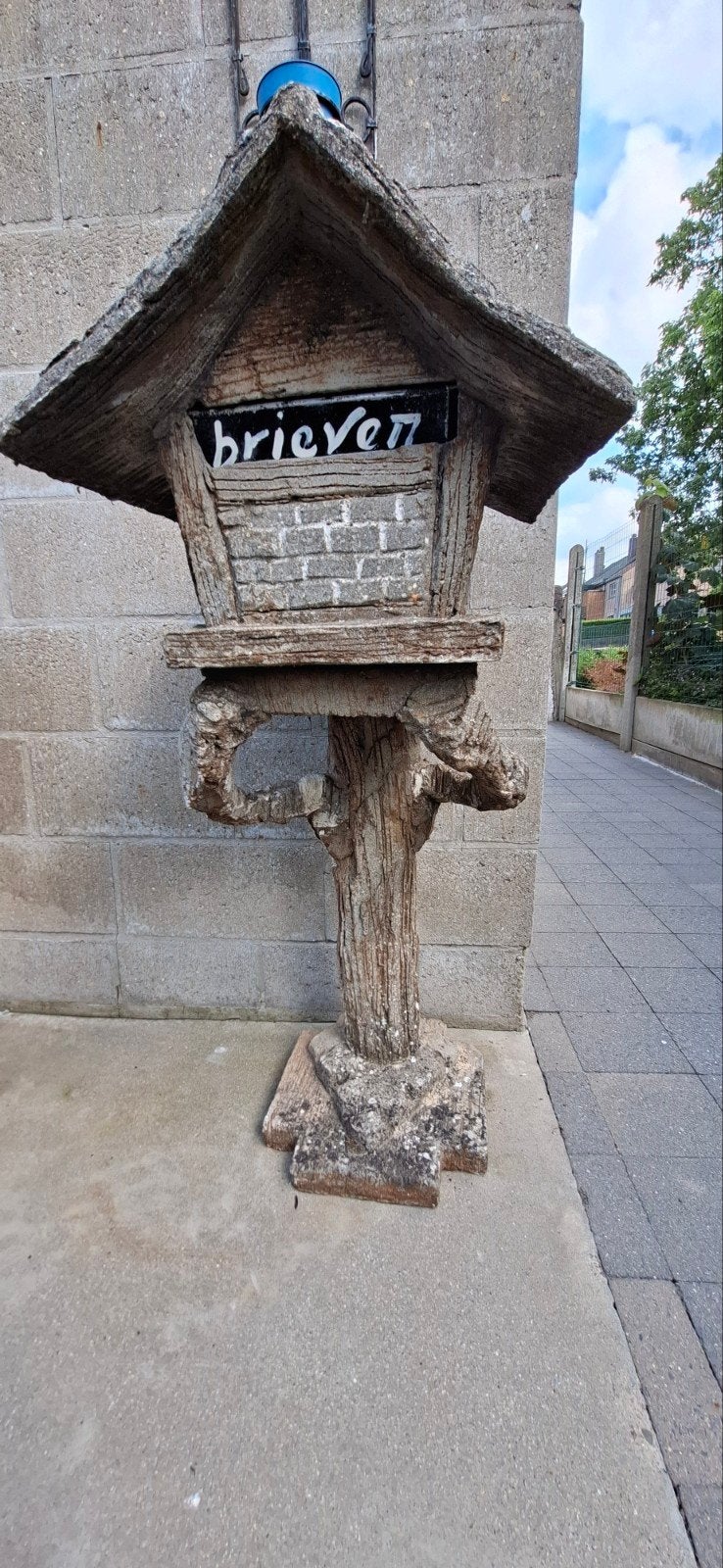Chalet en béton avec boîte aux lettres, Enlèvement