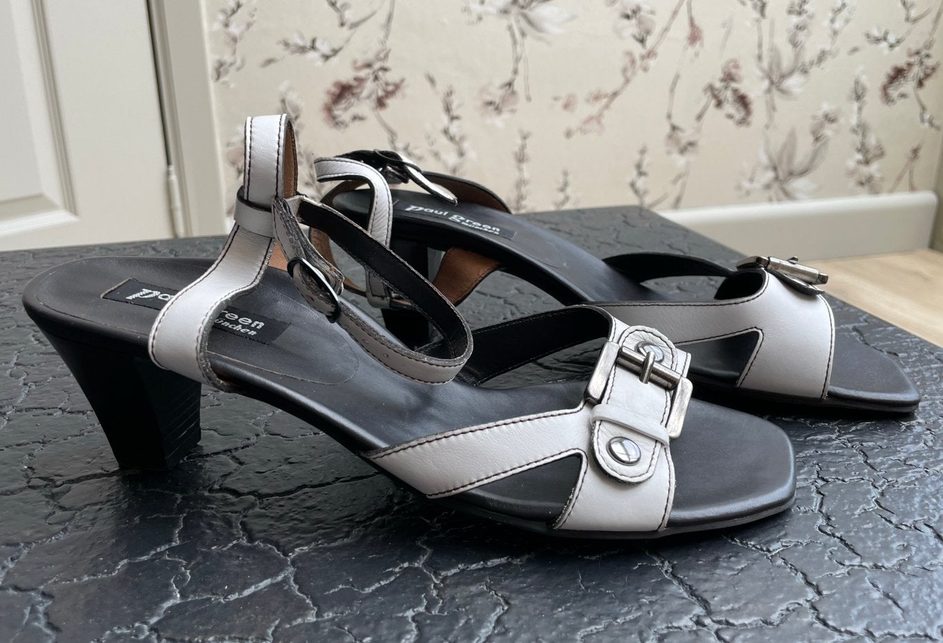 Vintage leren witte sandalen met hakje, 39, Paul Green, Ophalen of Verzenden, Zo goed als nieuw