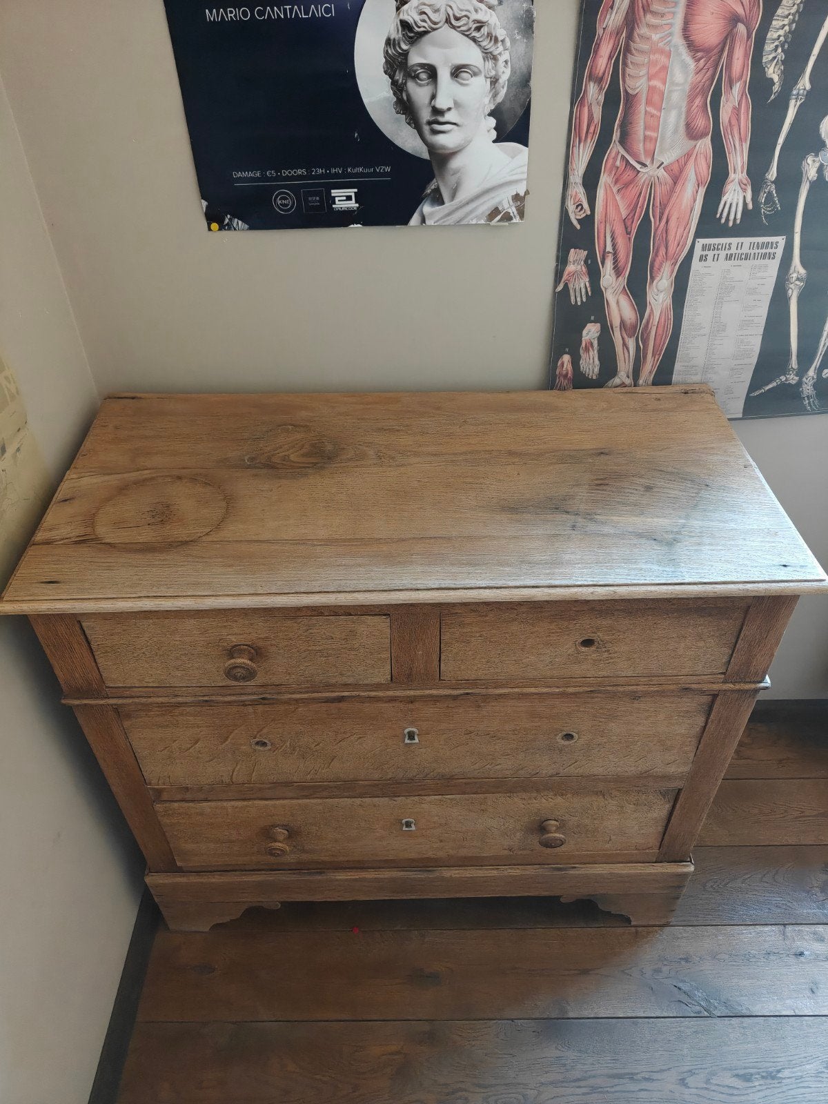 Oude houten ladenkast, Ophalen