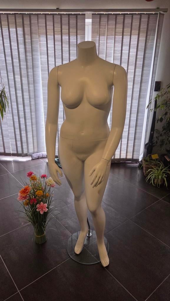 Mannequin vêtements femme grande taille réaliste avec socle, Enlèvement, Mannequin