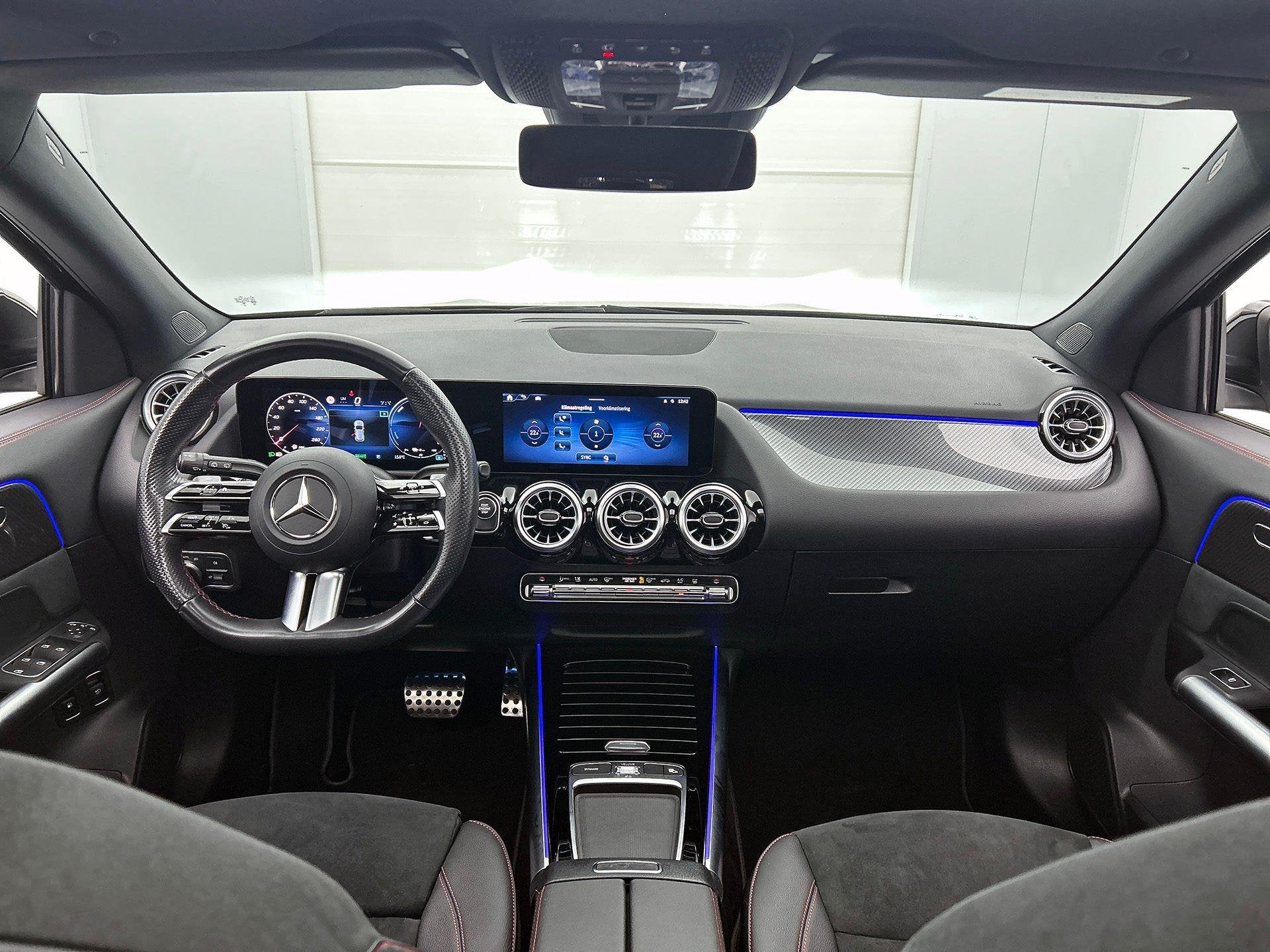 Mercedes-Benz GLA-klasse 250 e AMG Line | Panoramisch Dak |, Auto's, Dealer onderhouden, Stof, 16 kWh, Zwart