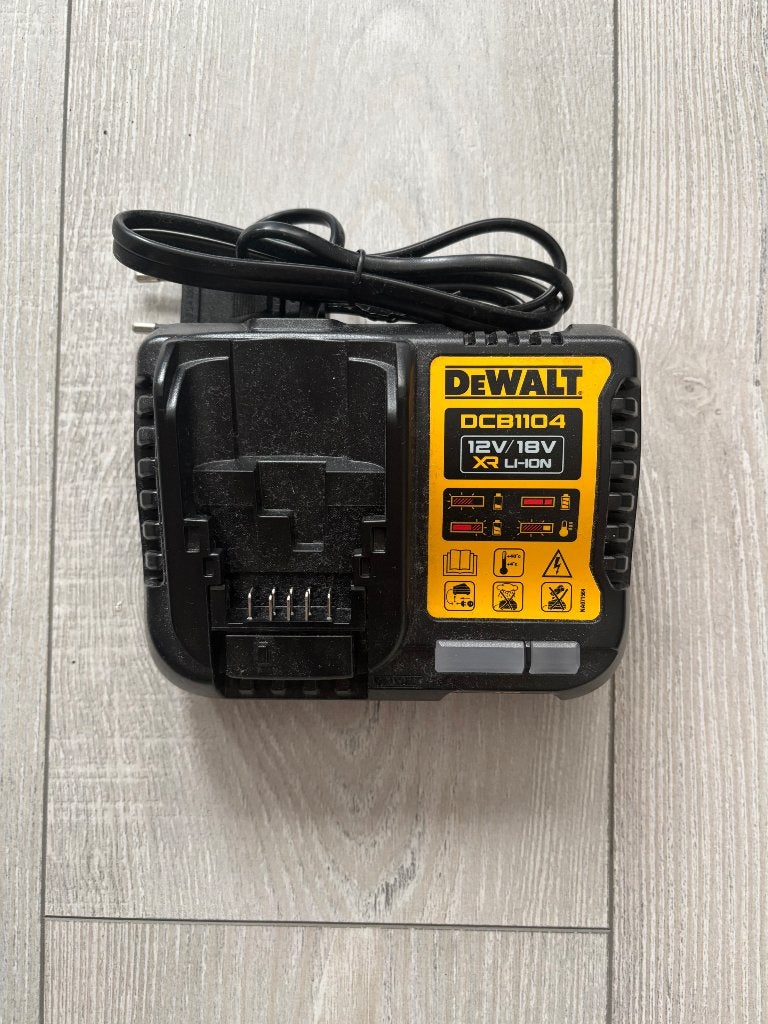 Chargeur rapide DeWalt DCB1104 12 V/18 V (4 A) - Nouveau, Bricolage & Construction, Comme neuf