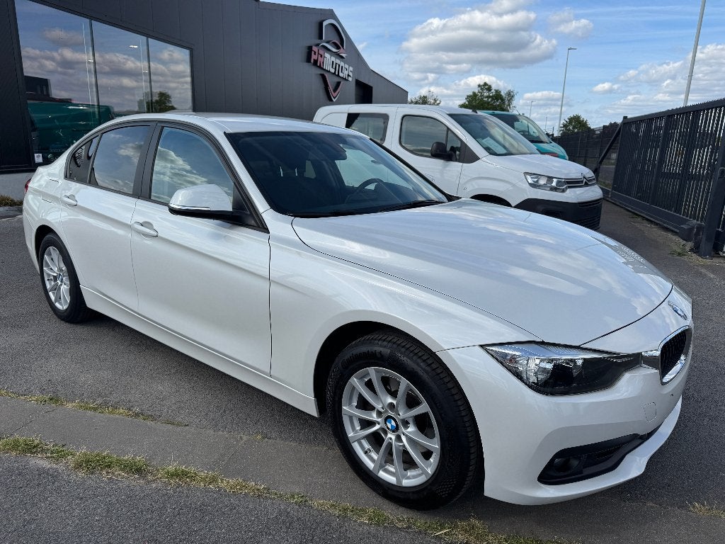BMW 318i benzine cruise gps pdc 80.000 km sportzetels, Autos, BMW, 100 kW, Noir, Tissu, Blanc