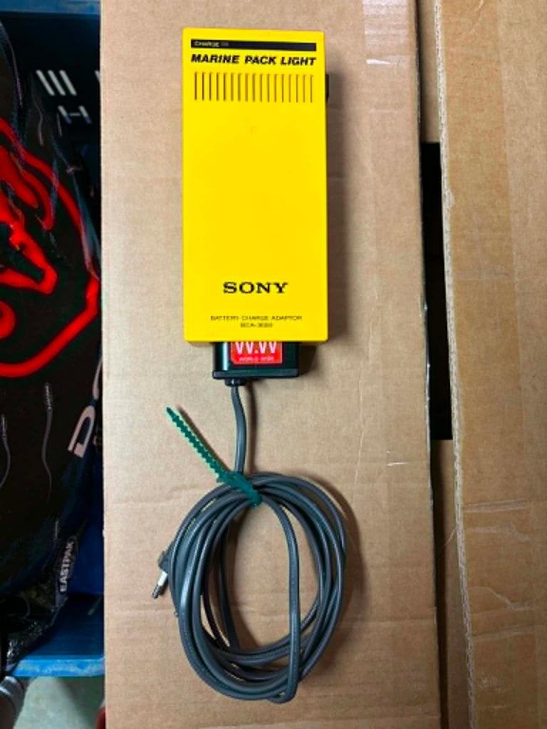 Kit Chargeur Sony BCA-3000 Marine Pack + ACP-88, Enlèvement ou Envoi, 8 mm, Caméra