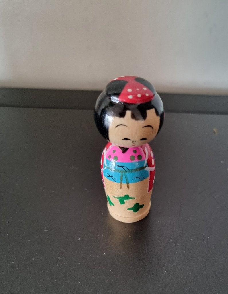 Cute Bobblehead Kokeshi, Verzenden
