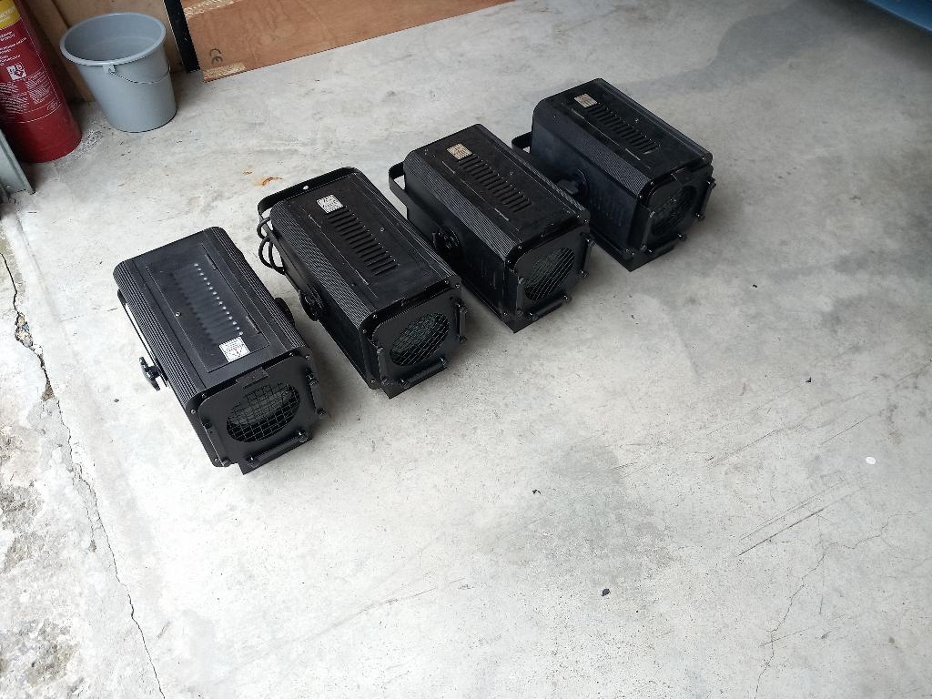 lot de 4 projecteurs de scène PC1000 ( plan convexe ), Muziek en Instrumenten, Ophalen, Zo goed als nieuw, Licht