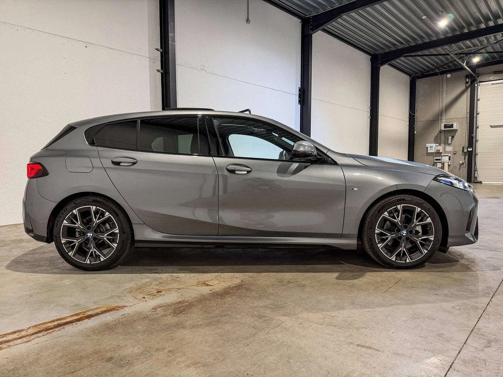 BMW 1 Serie 120 M Sport - Pano - Ambient (bj 2025), Auto's, BMW, Automaat, 1 Reeks, Gebruikt, Zwart