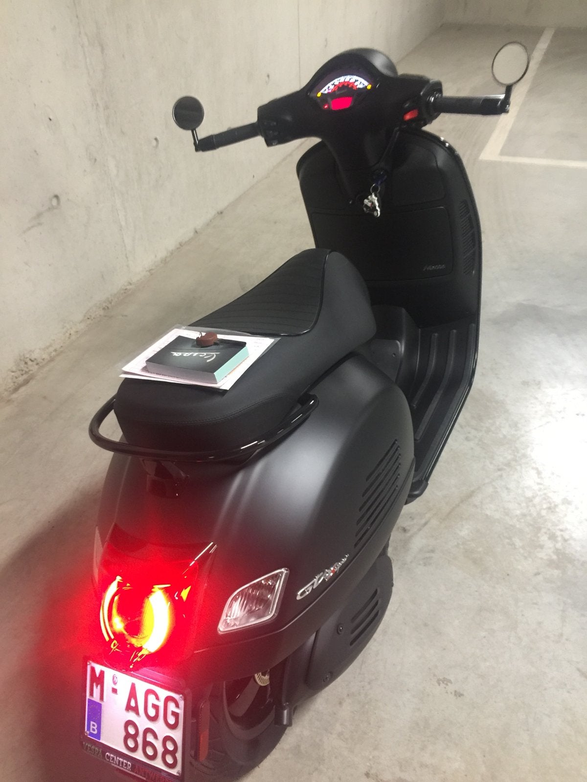 Vespa 300 cc , bj 2020, Fietsen en Brommers, Ophalen, Zo goed als nieuw