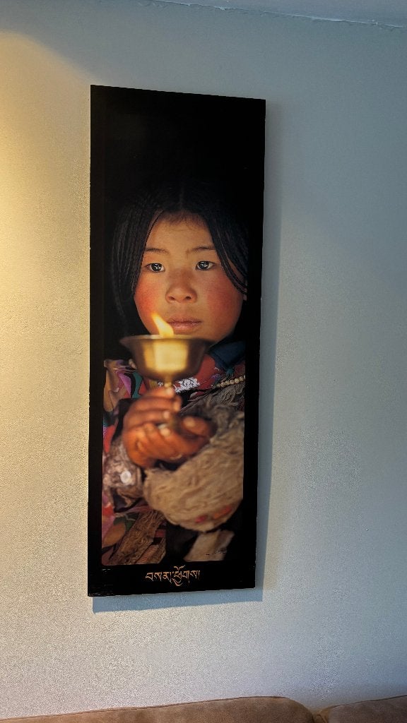 Panneau mural décoratif — Fille tibétaine avec lumière, Enlèvement, Utilisé, Plastique, 95 cm
