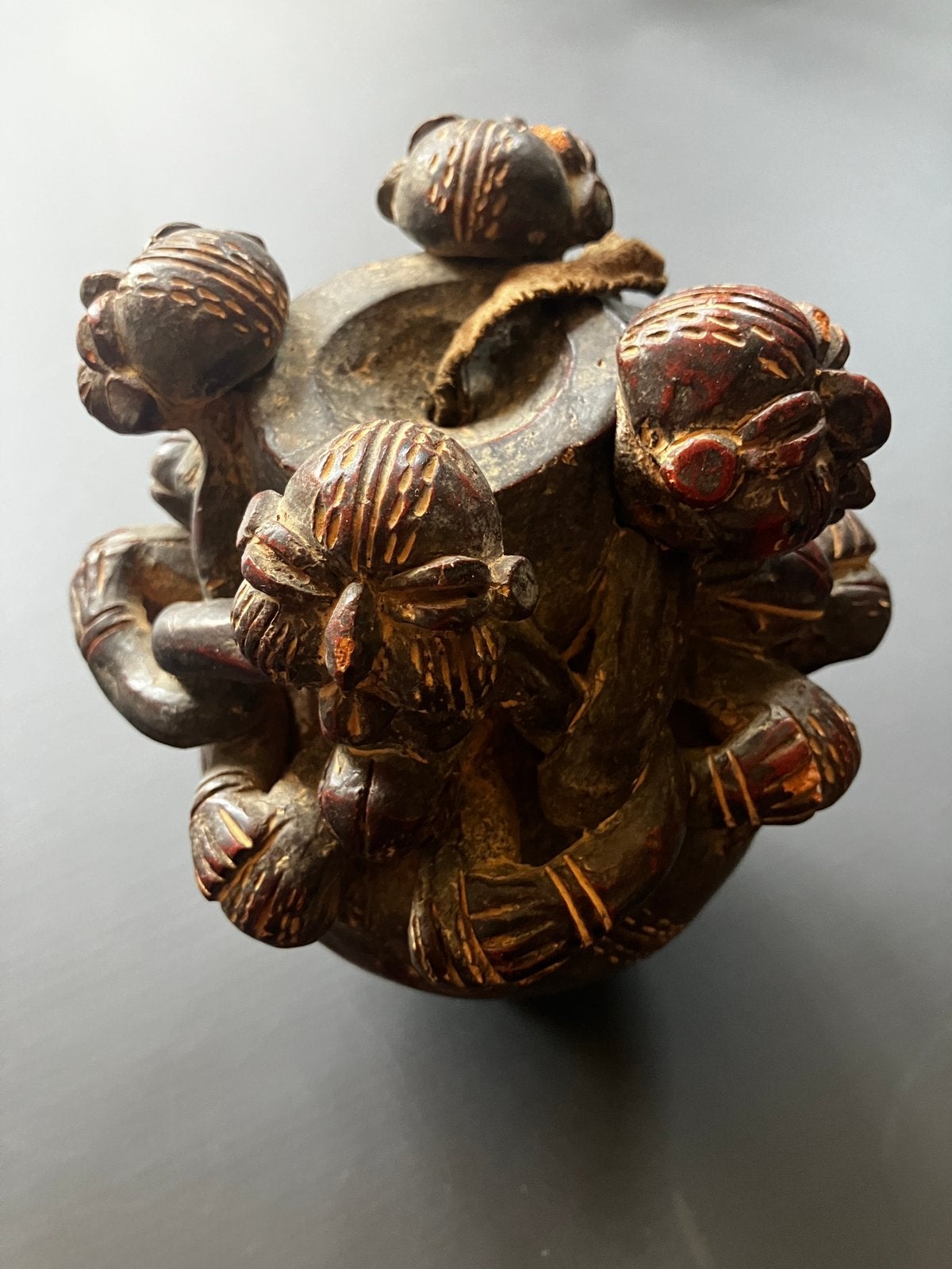 traditionele olielamp Tikar lampe à huile Cameroun aardewerk, Enlèvement