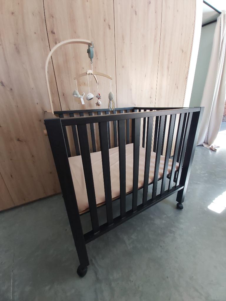 MOET WEG! GRATIS! Zwarte box en gratis muziekmobiel, Kinderen en Baby's, Ophalen, Gebruikt, Rechthoekig, In hoogte verstelbaar