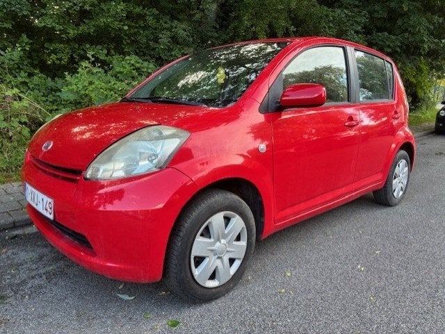 DAIHATSU SIRION 1.0i 12v AIRCO ALLEEN HANDELAAR OF EXPORT, Auto's, Daihatsu, Stof, https://public.car-pass.be/vhr/99b2d86e-7639-4636-90d8-02d773242050
