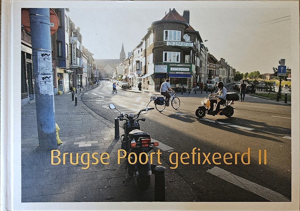 Brugse Poort gefixeerd II - livre photo Fixatief - 2014, Enlèvement ou Envoi, Comme neuf, Bart Kouba, 20e siècle ou après