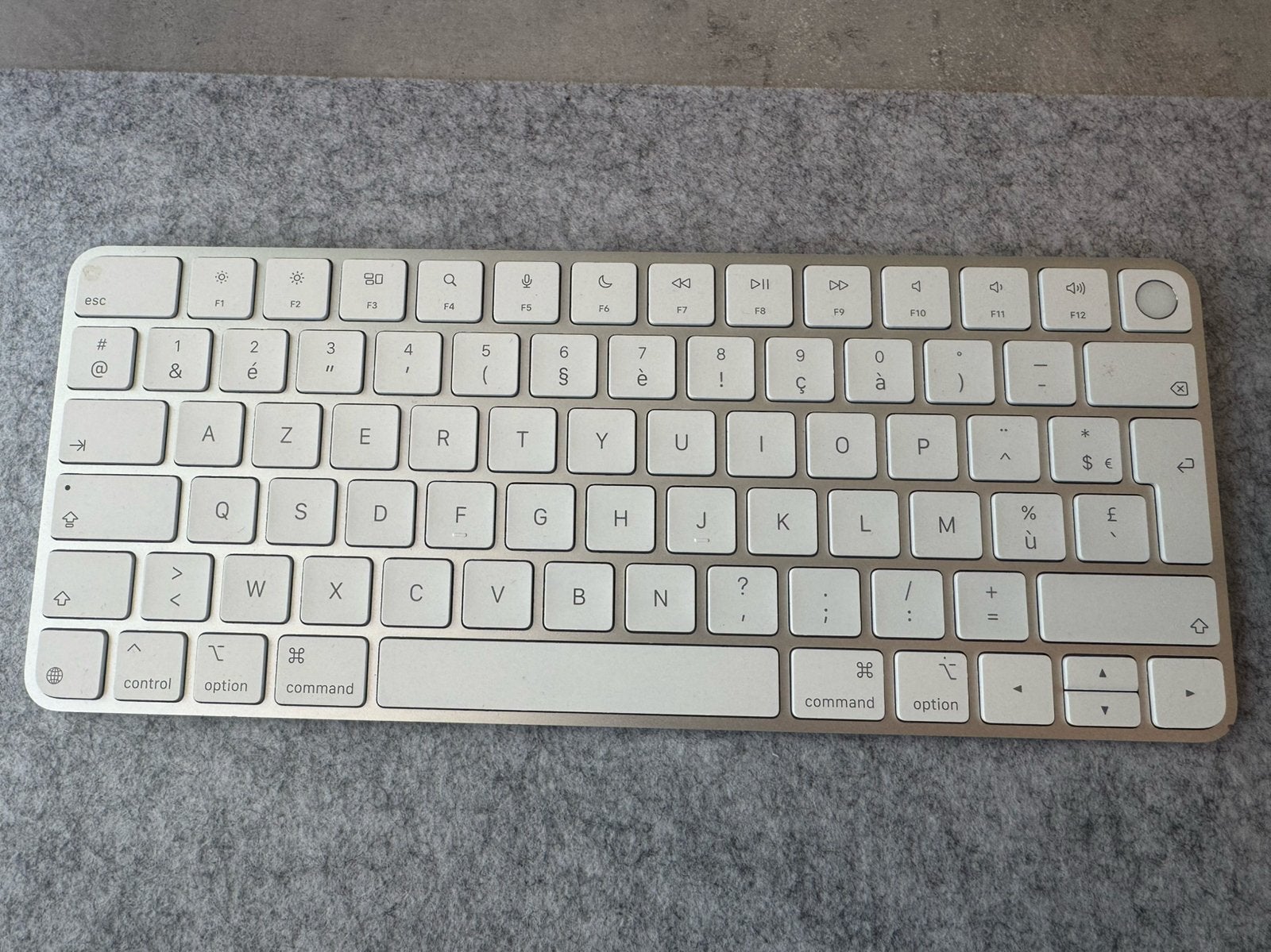 Mac keyboard azerty touch id, Computers en Software, Toetsenborden, Ophalen of Verzenden, Azerty, Zo goed als nieuw