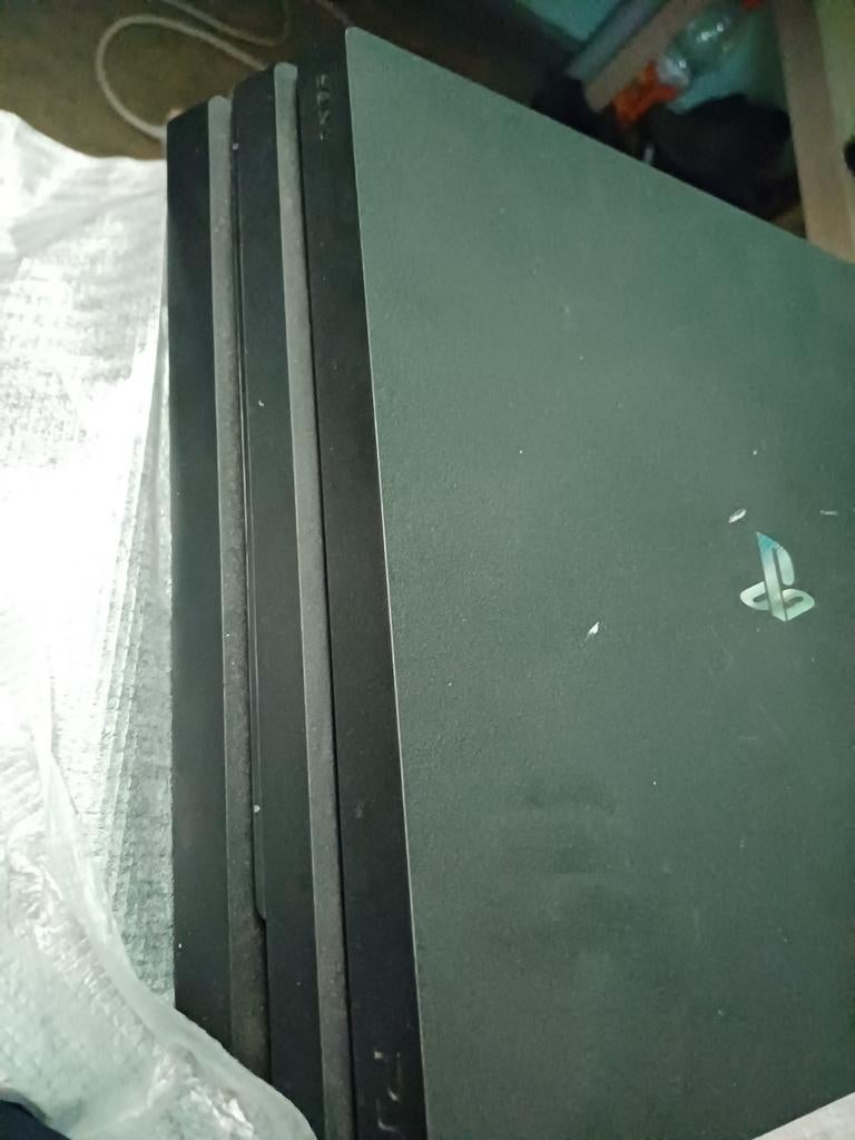 A vendre ps4 pro 1000giga avec manette 10 jeux, Pro