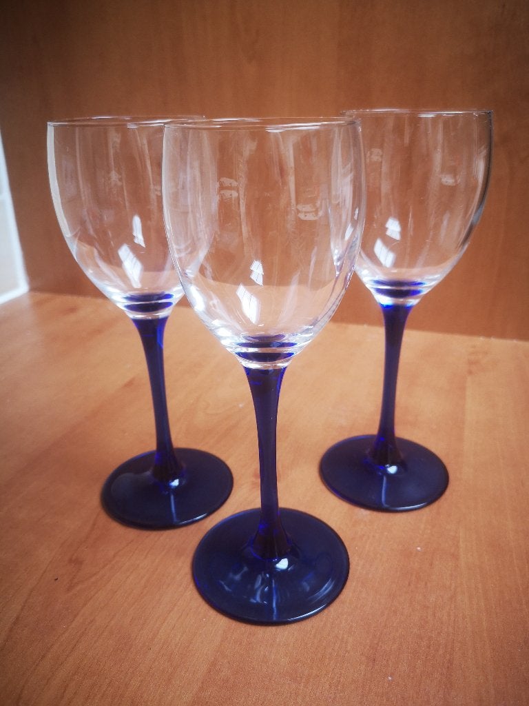 12 wijnglazen op blauwe voet 19 cm hoog, Huis en Inrichting, Keuken | Servies, Ophalen of Verzenden