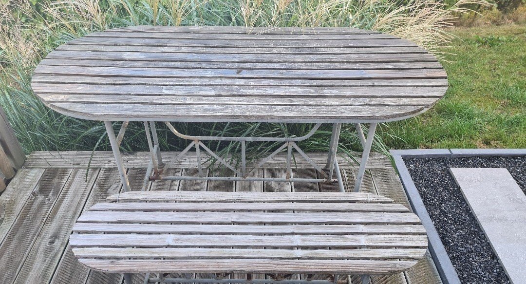 Table de jardin et 2 bancs