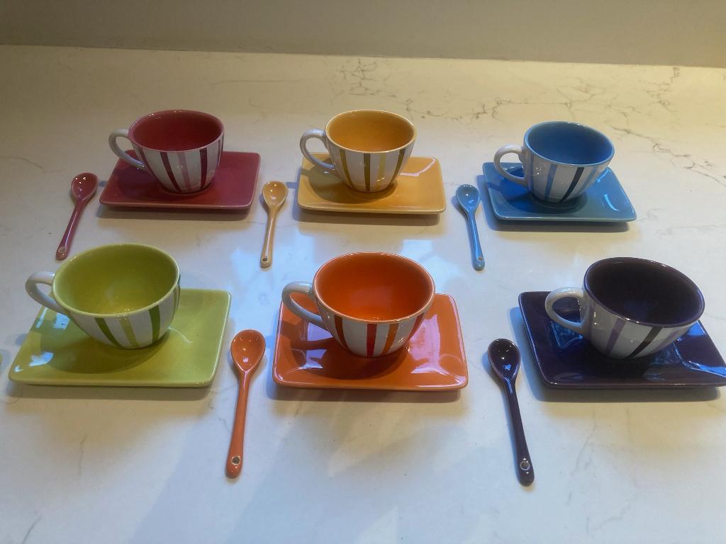 6 Koffie tasjes met bijhorde schoteltjes, Huis en Inrichting, Keuken | Servies, Ophalen, Nieuw, Kop(pen) en/of Schotel(s)