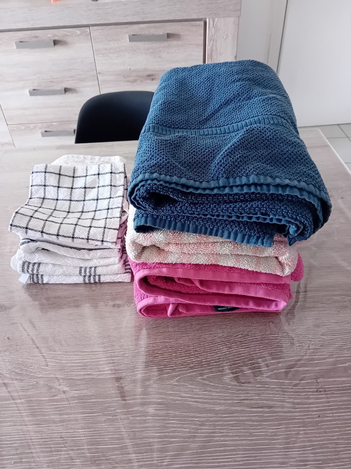 6 essuies vaisselle 4 draps de bain, Maison & Meubles, Enlèvement ou Envoi, Utilisé