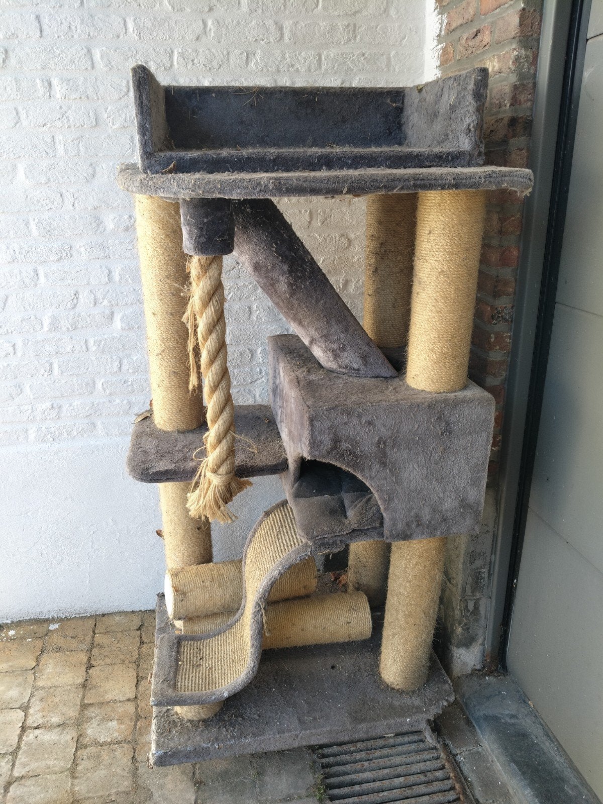 katten krap paal, Ophalen