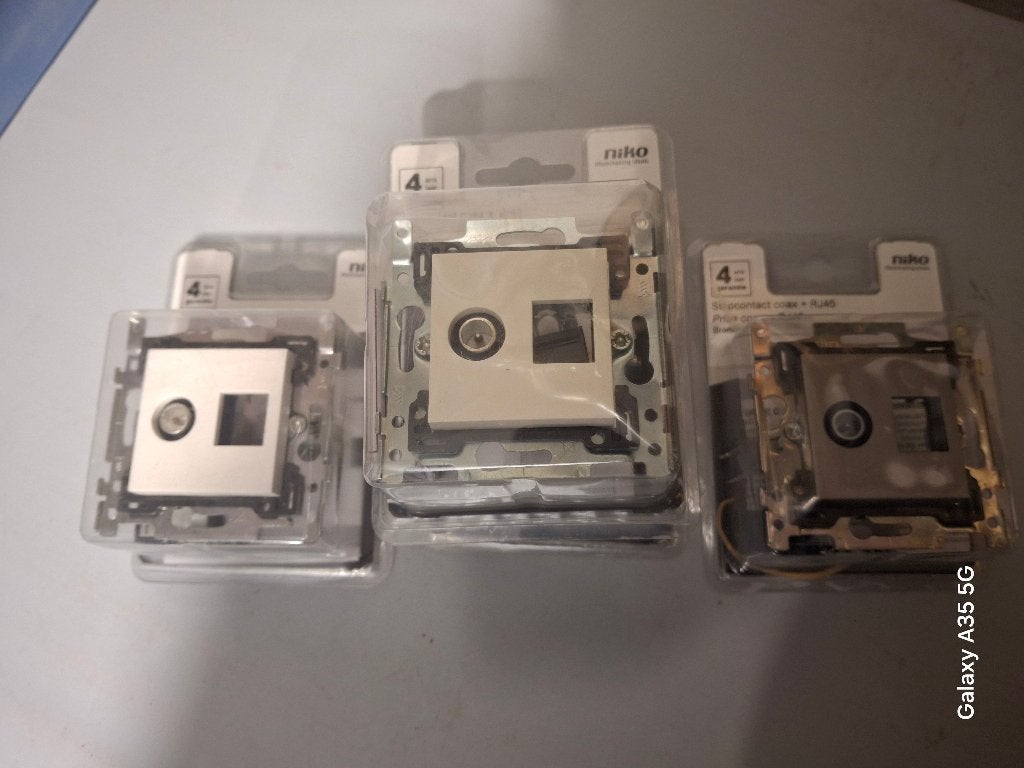 NIKO prise coax + RJ 45, Doe-het-zelf en Bouw, Elektriciteit en Kabels, Ophalen of Verzenden, Nieuw, Stekker