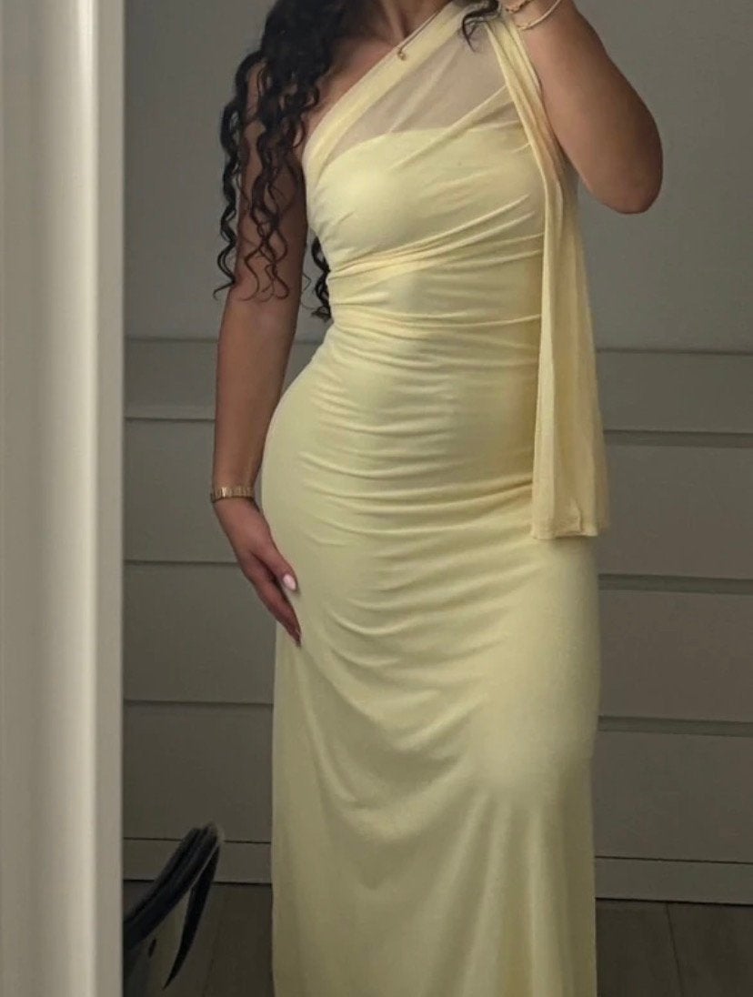 Elegante Midi jurk met één schouderband, Kleding | Dames, Galajurk, Geel, Maat 46/48 (XL) of groter, Ophalen of Verzenden