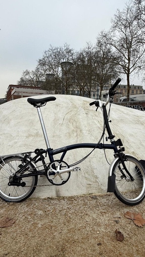 Brompton M6R bleu foncé + sac panier 6 vitesses état neuf, Vélos & Vélomoteurs, Neuf, Vitesses, Brompton, Enlèvement