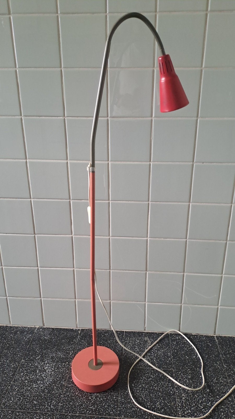 Lampe de lecture/lampadaire sur pied IKEA - rouge - col régl, Maison & Meubles, Enlèvement, Utilisé, E14 (petit), 100 à 150 cm