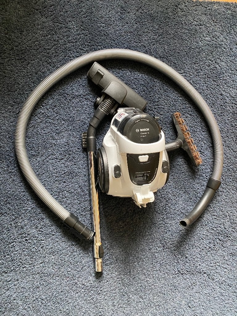 Aspirateur traîneau sans sac Bosch, 1600 à 2000 watts, Bosch, Réservoir, Aspirateur traîneau