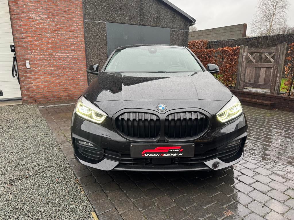 Bmw 118i 136pk Black-Line  / bwjr.:2021 / Veel Opties, Auto's, Voorwielaandrijving, 1 Reeks, 1498 cc, Zwart