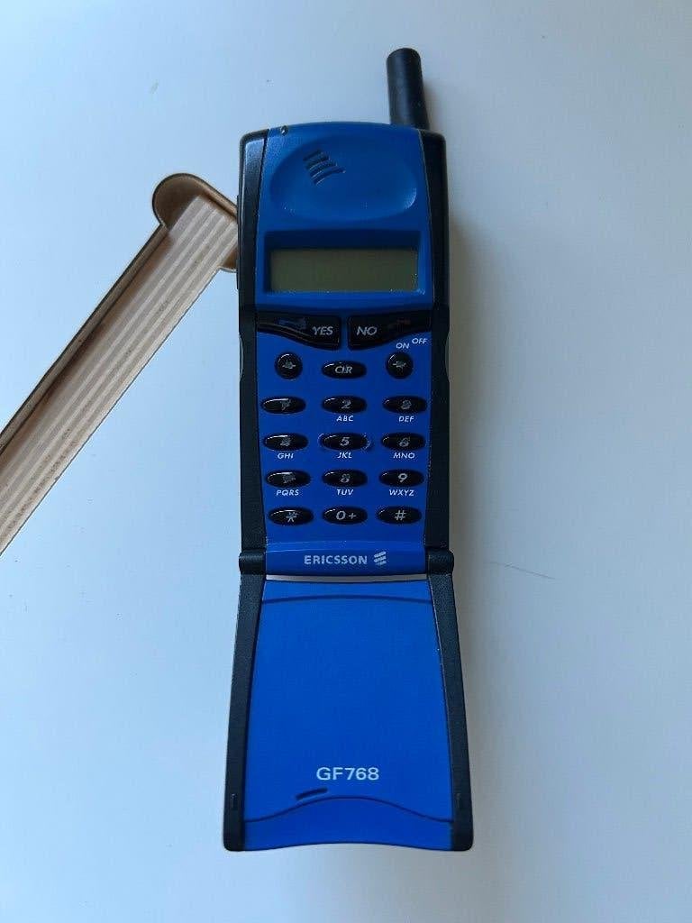 GSM Vintage Ericsson GF768 Bleu avec clapet, Télécoms, Enlèvement ou Envoi, Clavier physique, À clapet, Utilisé