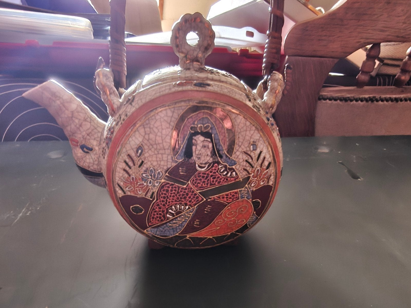 Théière ancienne, Enlèvement