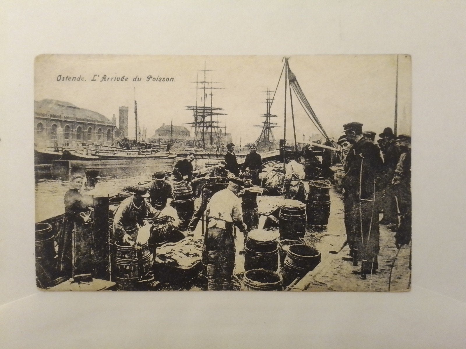 OOSTENDE OSTENDE L' ARRIVEE DU POISSON ( visserij ), Verzenden, Voor 1920, West-Vlaanderen
